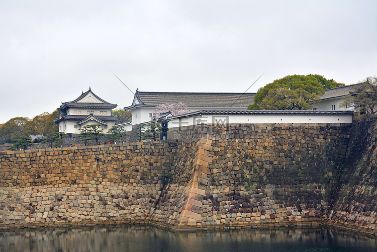 日本大阪的大阪城炮塔和围墙
