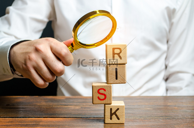 一个男人用 Risk 这个词探