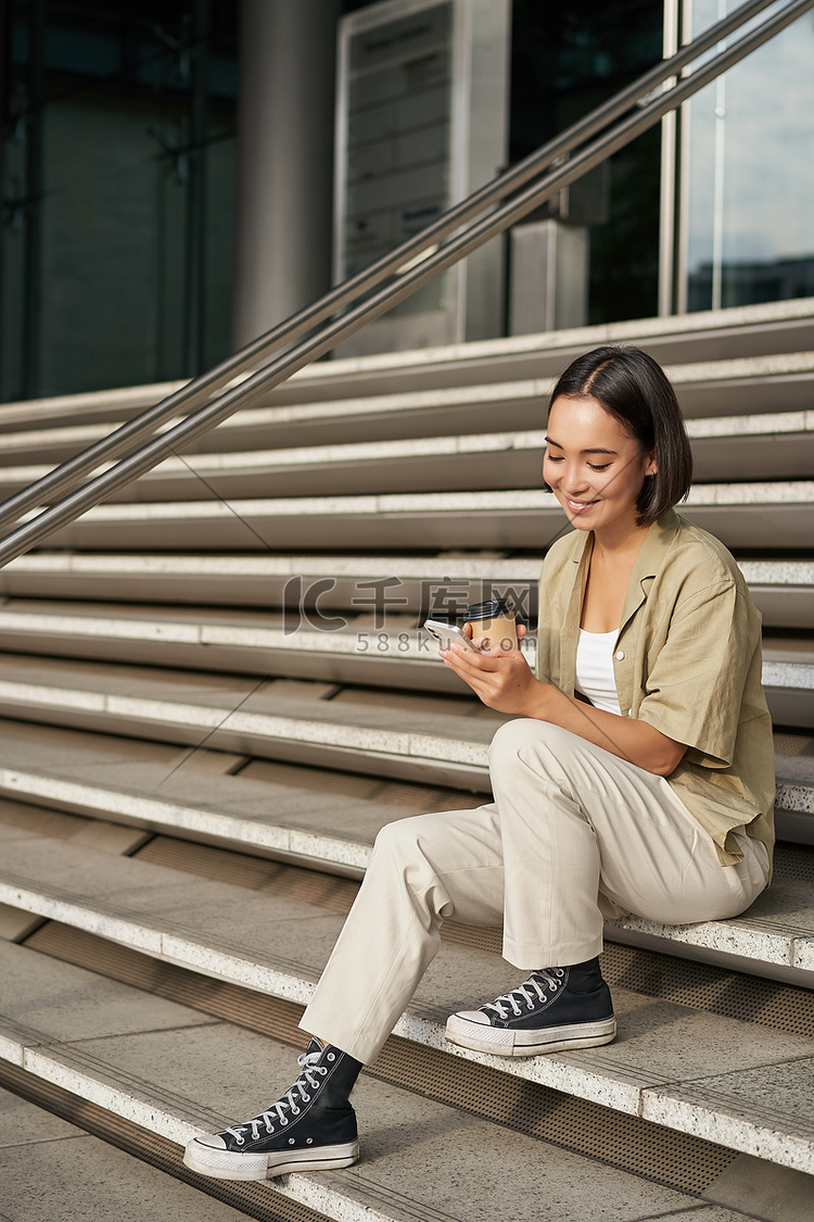 年轻微笑的女人的垂直镜头坐在市