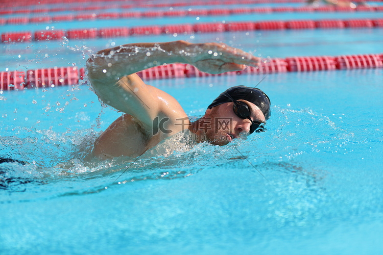 游泳铁人三项比赛训练男子运动员