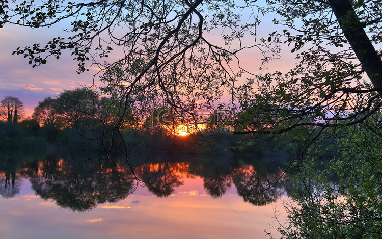 黄橙相间的湖边美丽而浪漫的夕阳