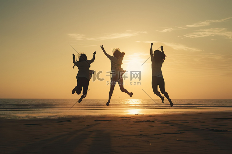 日落时，三名快乐的亚洲年轻女性