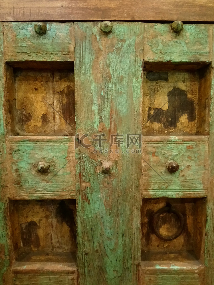 复古质朴的木质绿色门，带有艺术