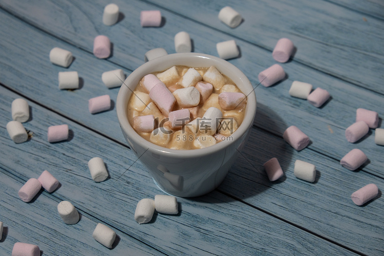 杯热巧克力棉花糖可可的特写。