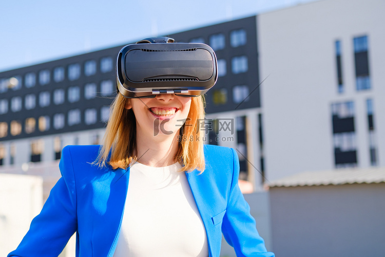 戴着 VR 虚拟现实护目镜的女