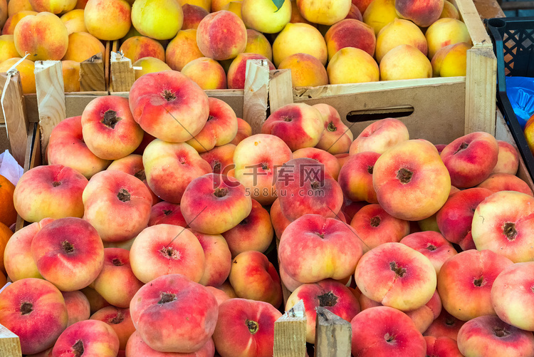 不同种类的桃子待售