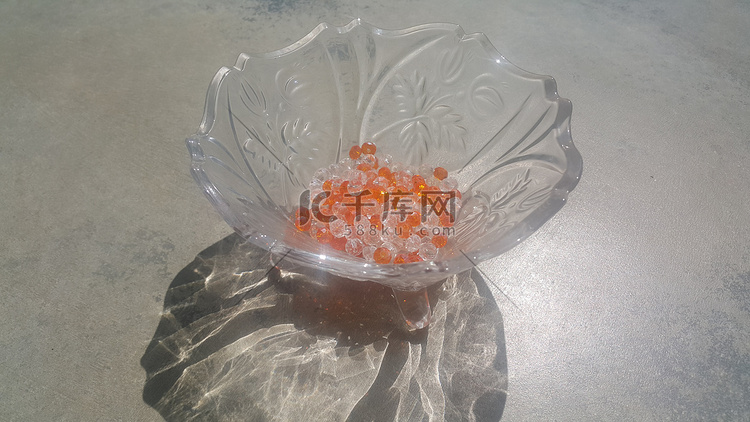 玻璃碗中闪亮、透明、橙色的水晶