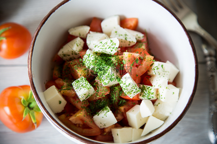 新鲜成熟西红柿沙拉，配马苏里拉