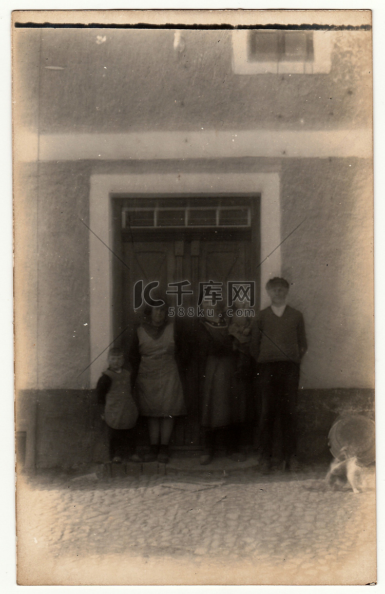 复古照片显示一个农村家庭在房子