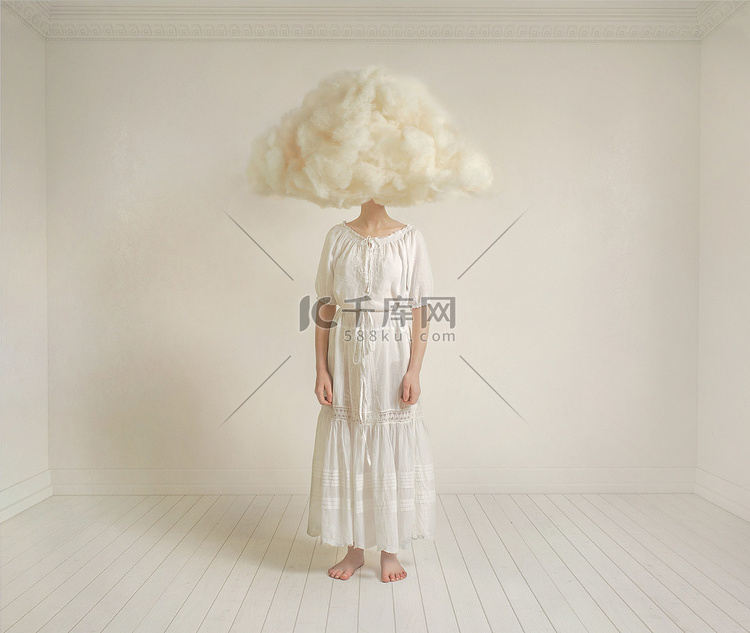 穿白裙子的女孩头上顶着白云，穿