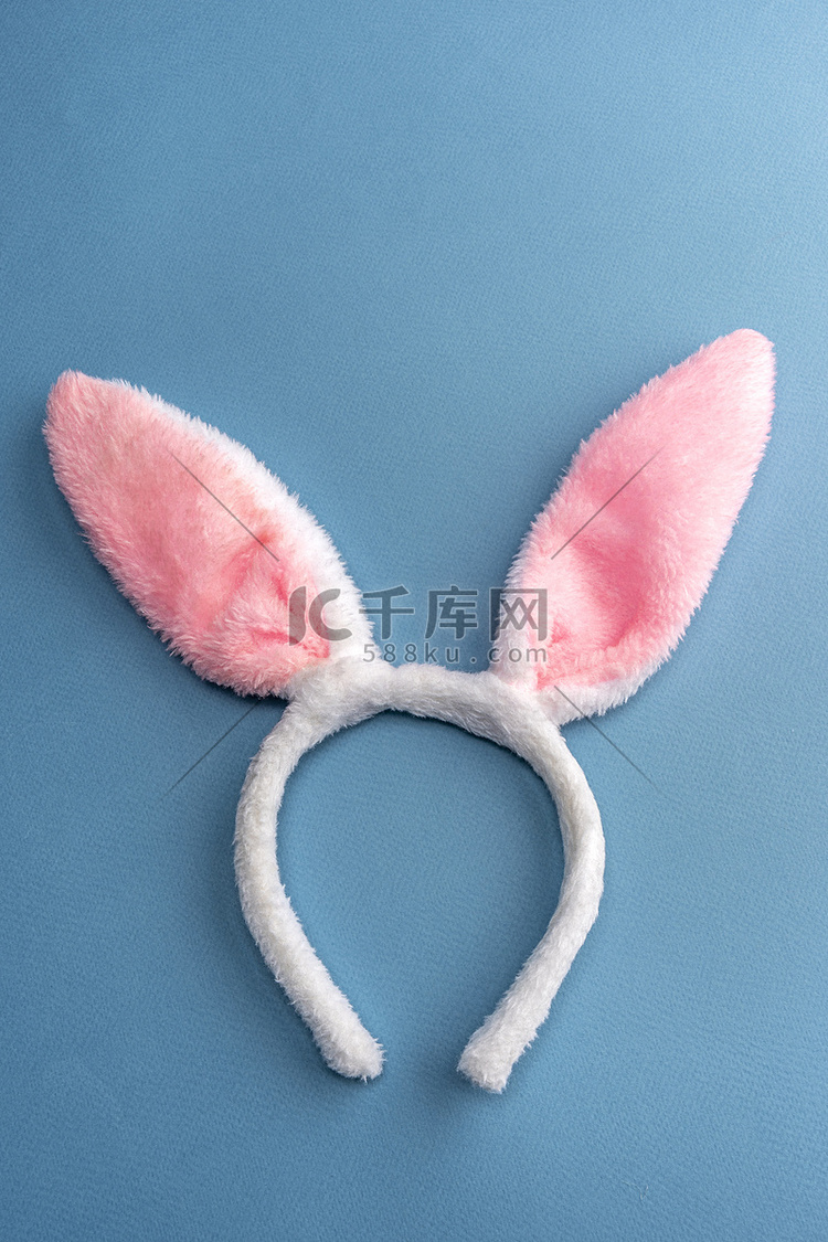 蓝色背景上带粉红色兔耳的柔软毛