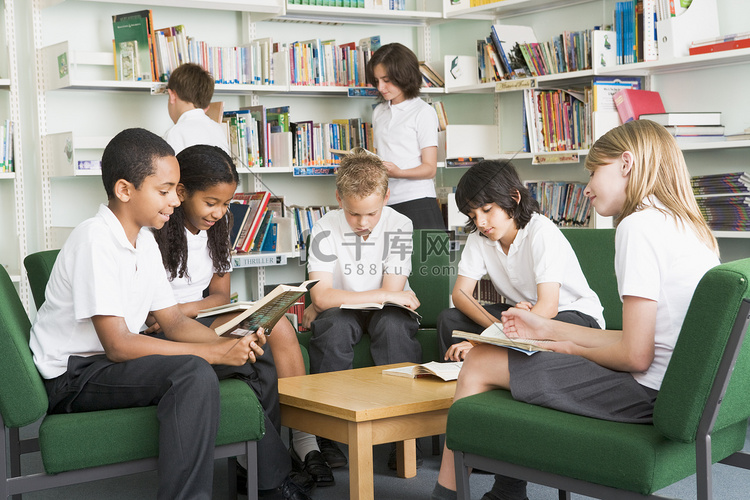 七名学生在图书馆看书