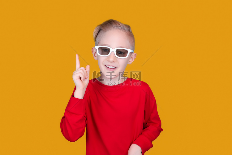 一个戴着儿童 3D 眼镜的孩子