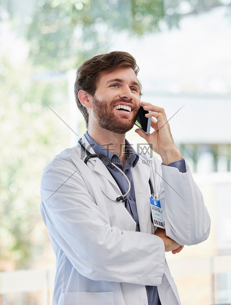 医生、男人和电话在医院微笑着通