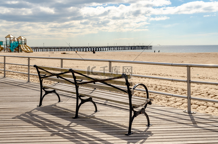 康尼岛海滨长廊的长凳，纽约市背