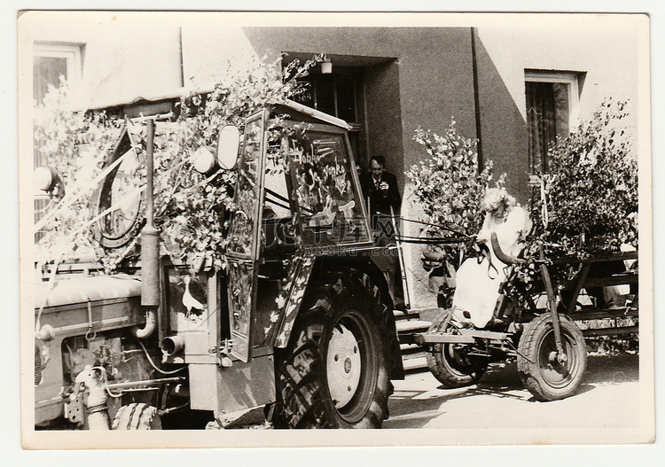 复古照片显示新娘骑在农村婚礼庆