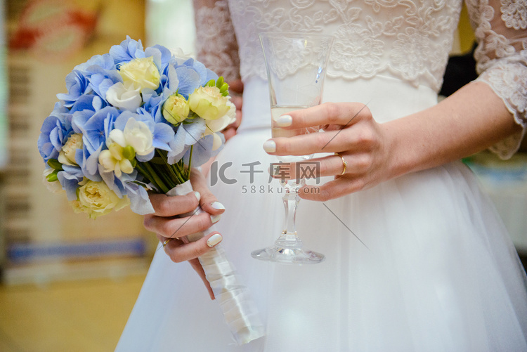新娘和新郎首先用一杯香槟敬酒。