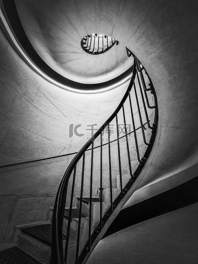 带金属扶手的楼梯井的黑白抽象视