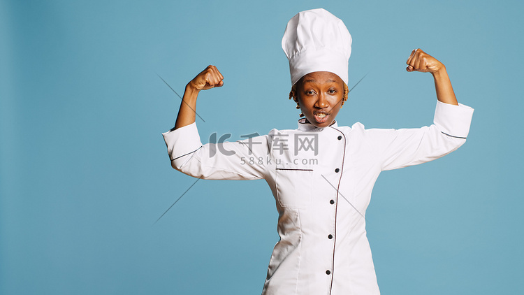 强大的女厨师在镜头前展示手臂肌
