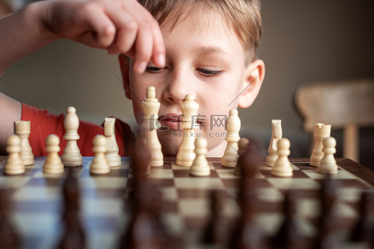 年轻的白人孩子在大棋盘上下棋。