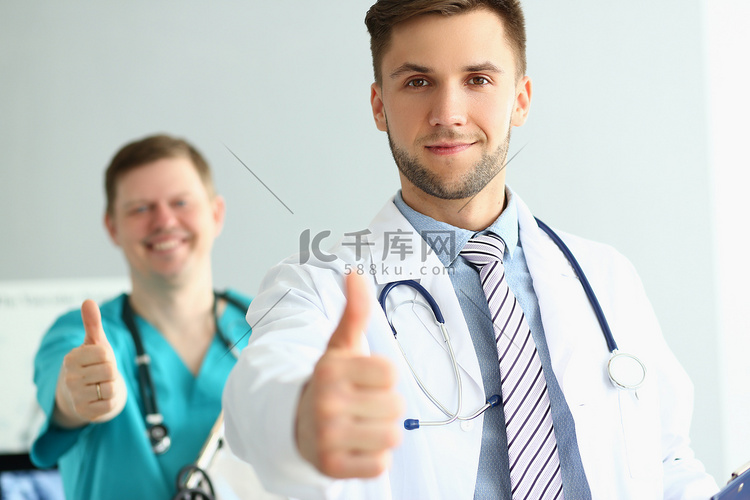 两位医生在诊所竖起大拇指推荐医
