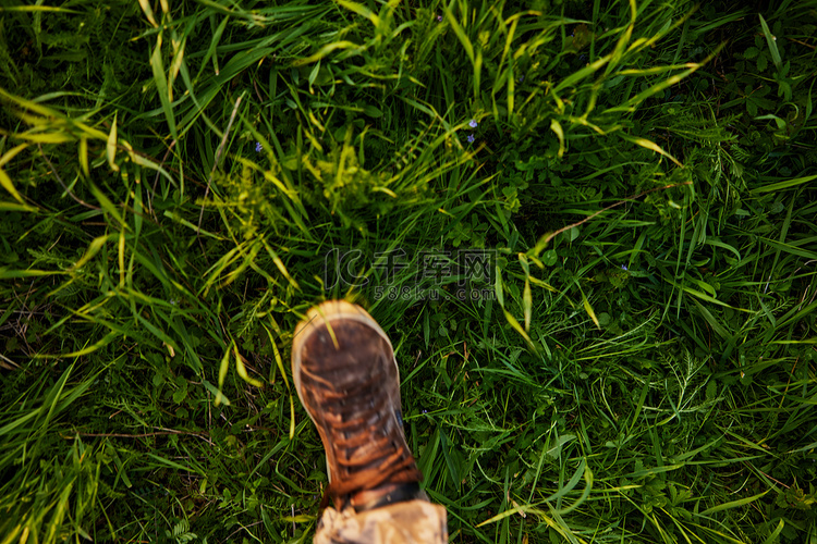 一个男人脚上棕色皮鞋的横向照片