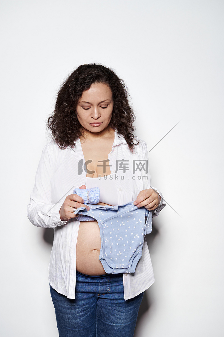 孕妇在怀孕的第二个学期，拿着蓝