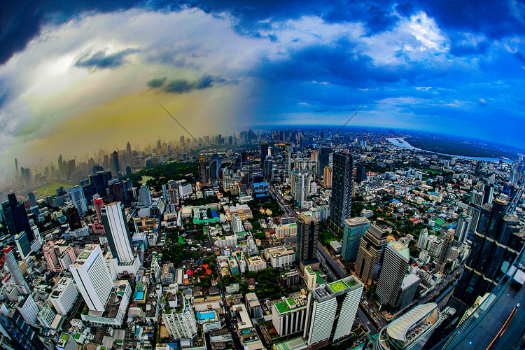 曼谷市笼罩在暴风雨中