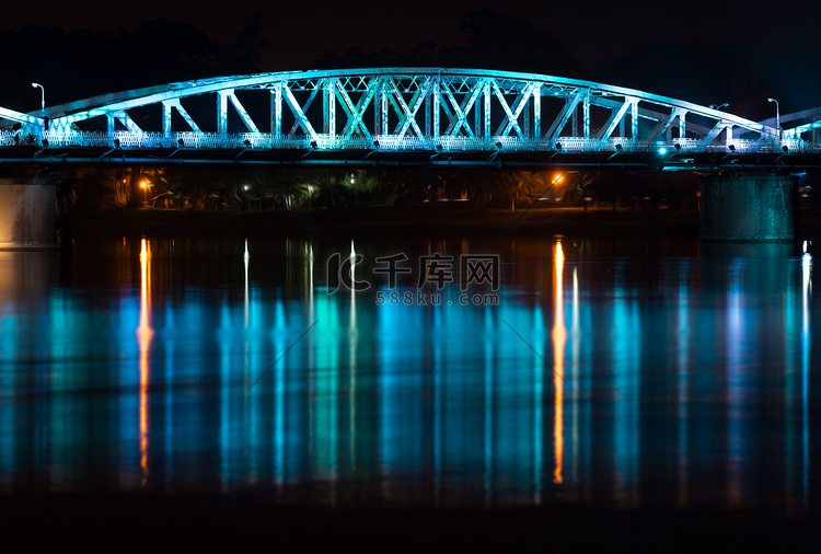 顺化 Truong Tien 桥的夜景。