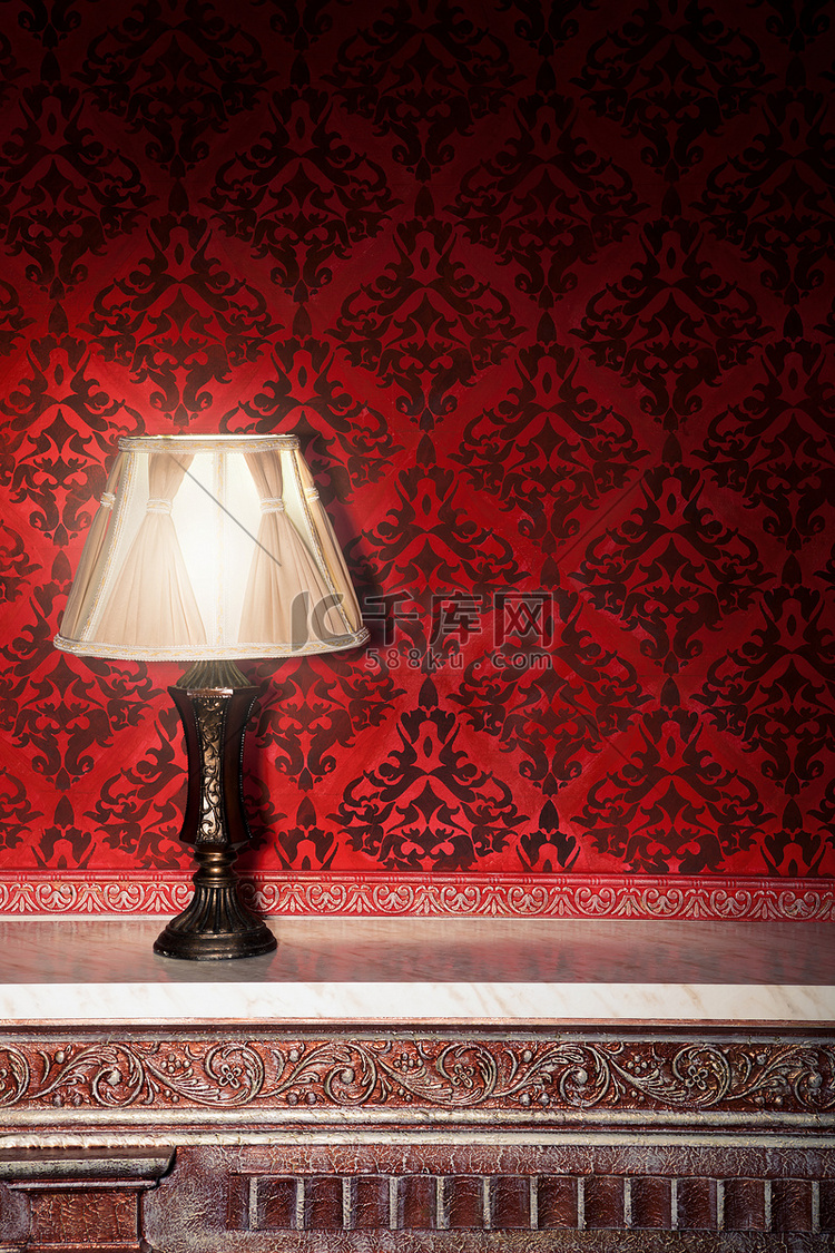 房间里旧壁炉上的古董灯，有红色