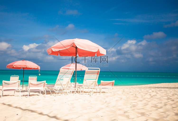 带雨伞和沙滩椅的热带空沙滩天堂