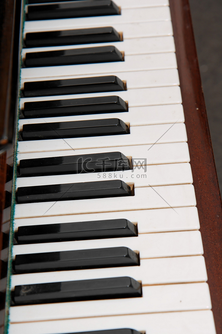 旧钢琴特写镜头的黑白键