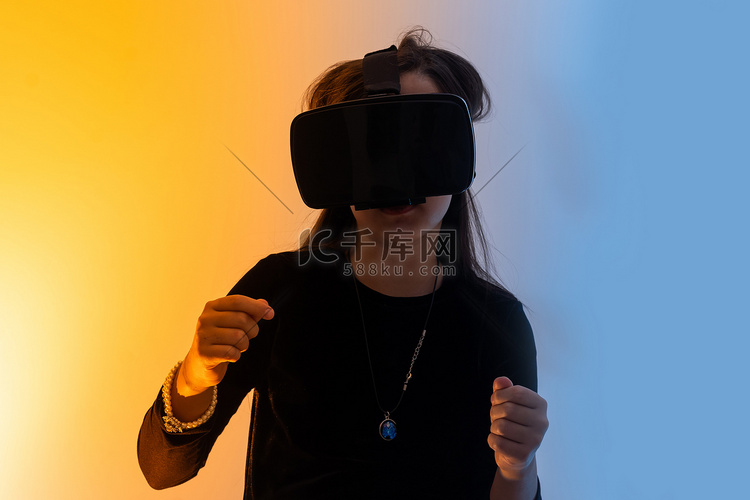 十几岁的女孩玩 VR 眼镜玩虚