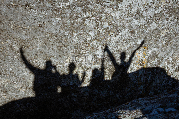 一群人在岩石上的影子
