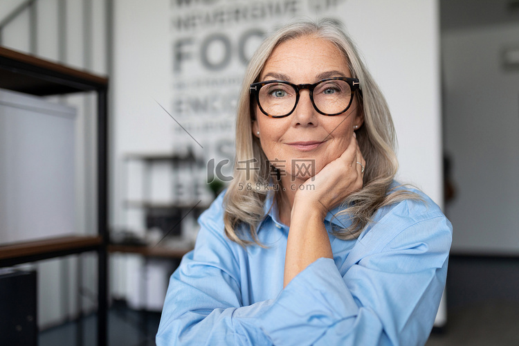 头发花白的成年女性自由职业者肖