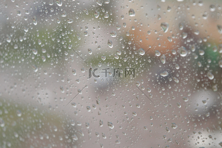 雨滴落在窗户上，下雨天