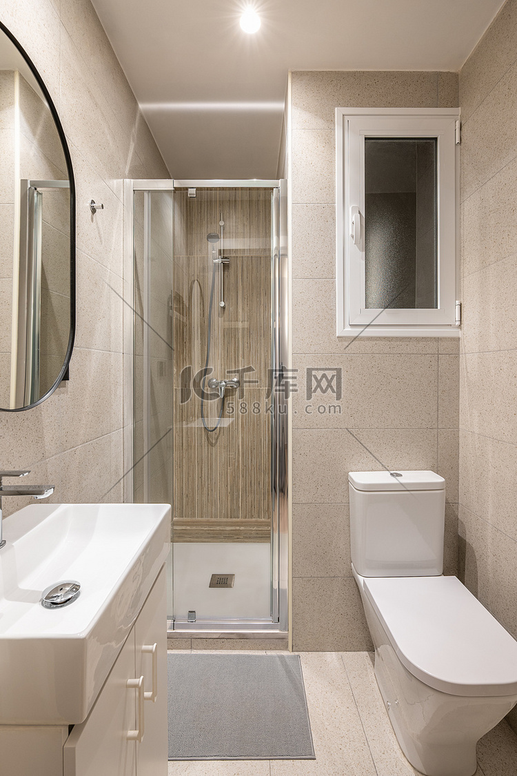 现代紧凑型米色瓷砖浴室配有玻璃
