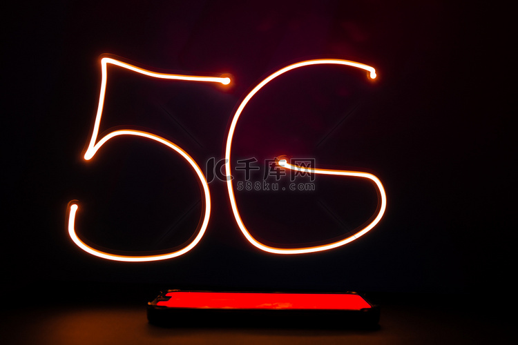 5G 的抽象红线长曝光光形状。