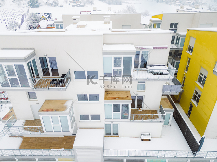多雪的冬日的现代公寓大楼