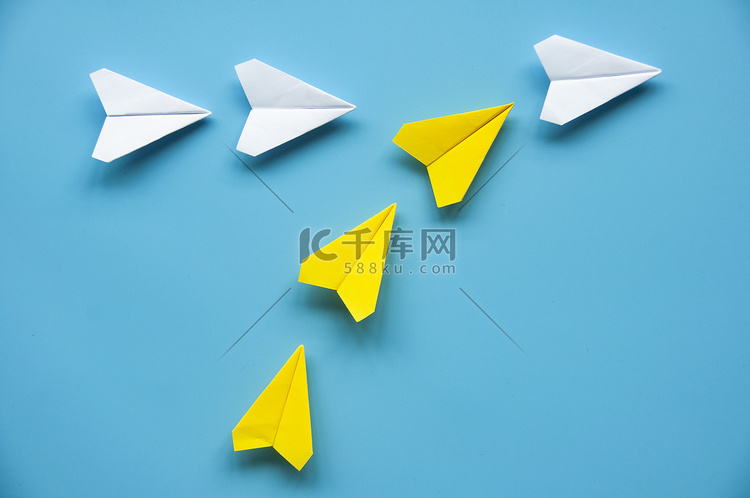 黄色纸飞机折纸在蓝色背景上加入