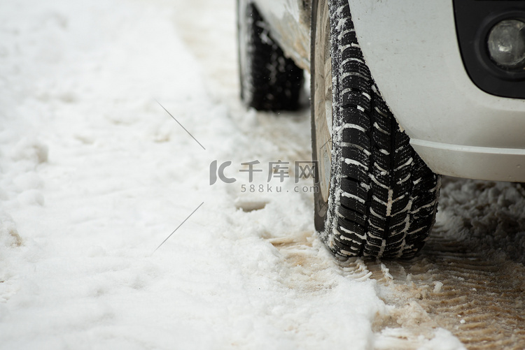 汽车车轮在雪路上行驶时的特写
