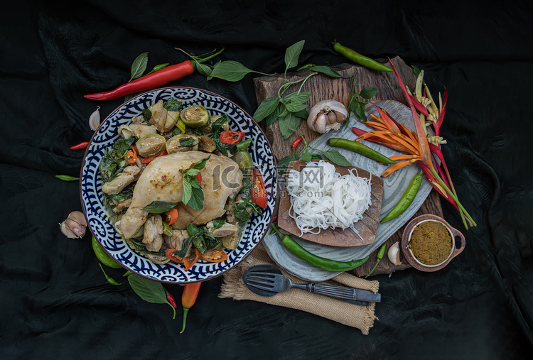 陶瓷碗中的绿咖喱鸡肉和泰国茄子