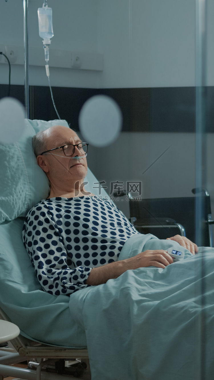 生病的病人睡在卫生机构的病房床