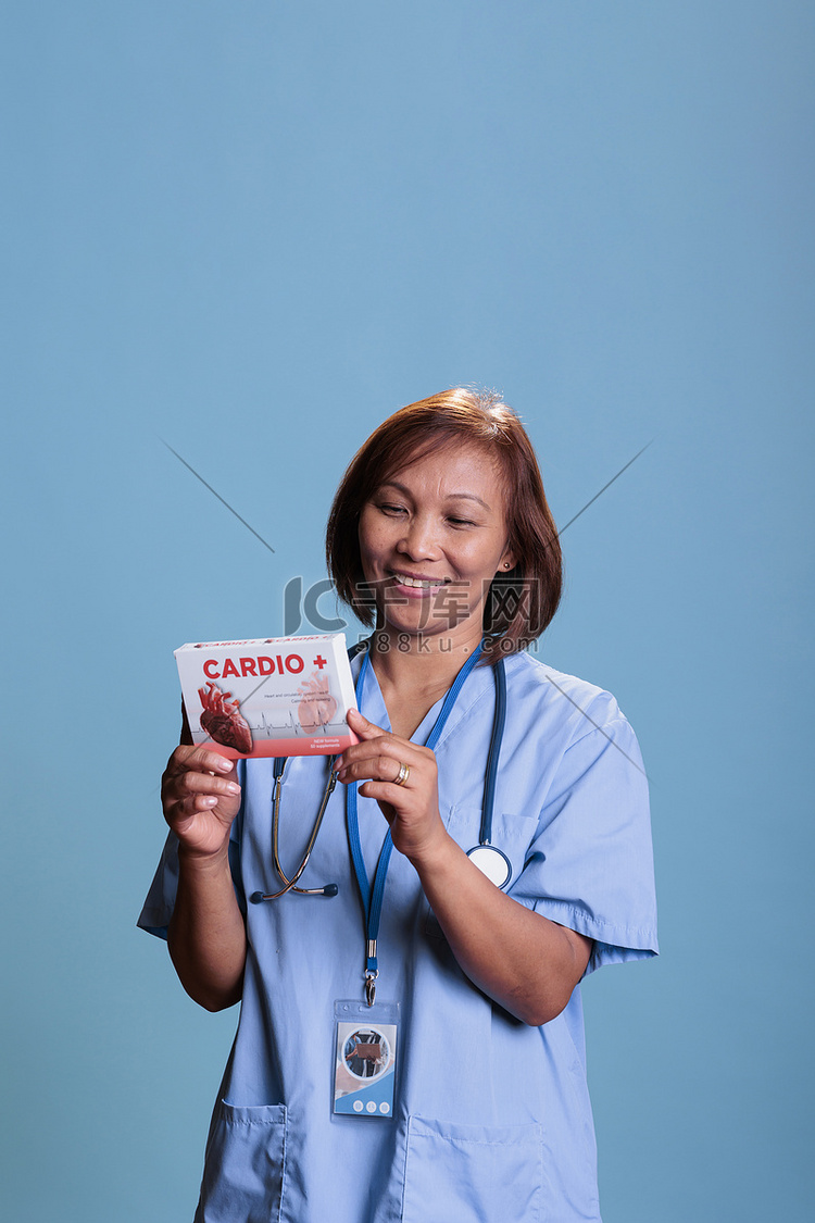 亚洲护士在体检预约期间拿着药盒