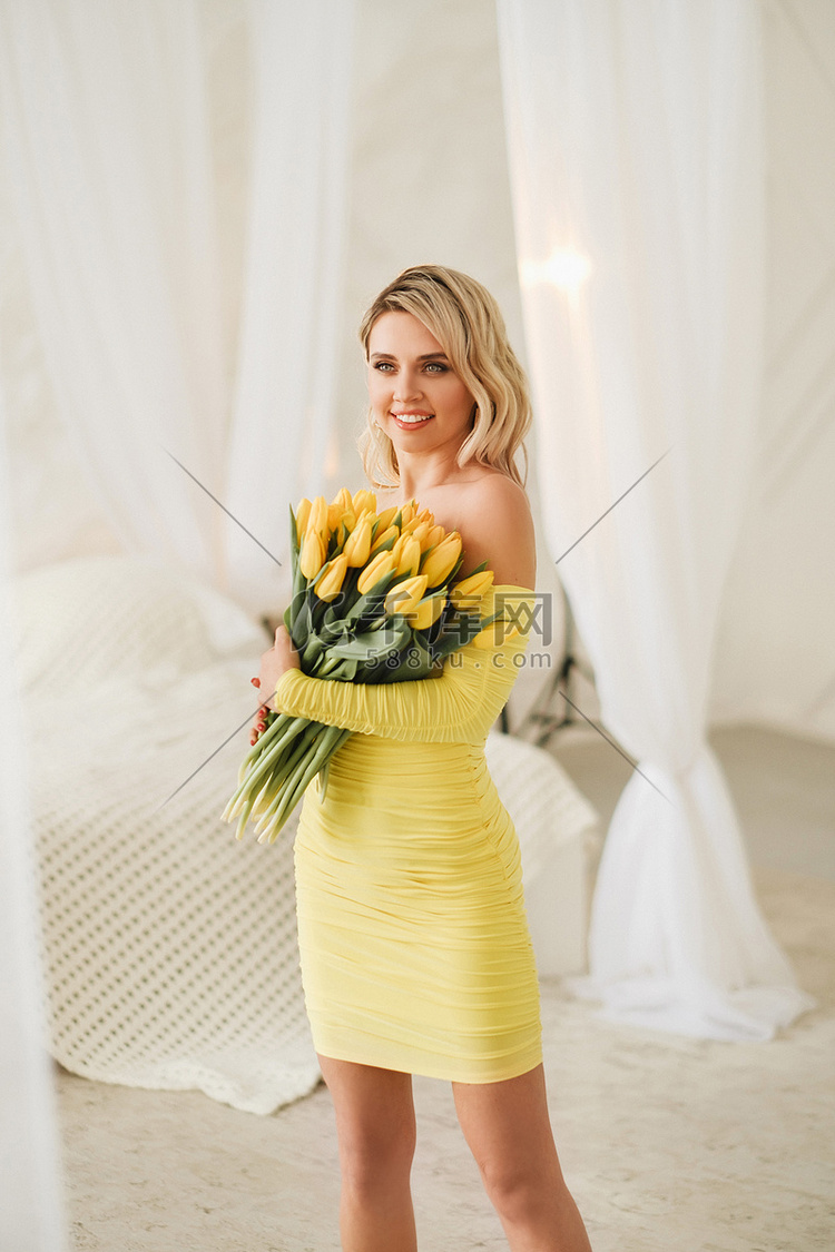 一个穿着黄色裙子的快乐女人在室