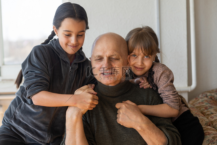 乌克兰祖父和两个孙女拥抱