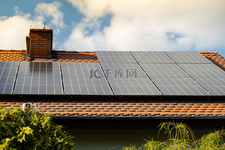 带太阳能电池板的新型生态房屋 