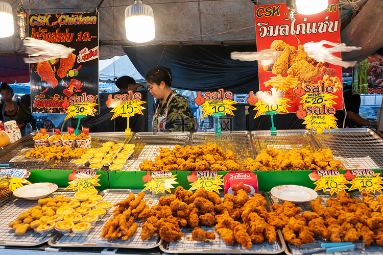 亚洲市场的小吃和炸鸡摊