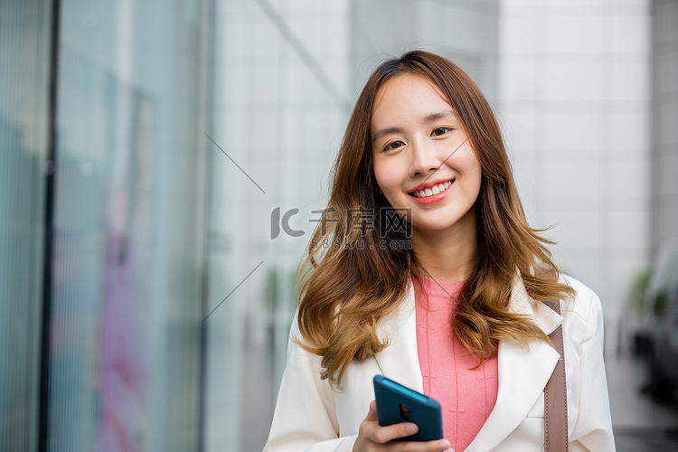 发短信智能手机通勤工作的亚裔女