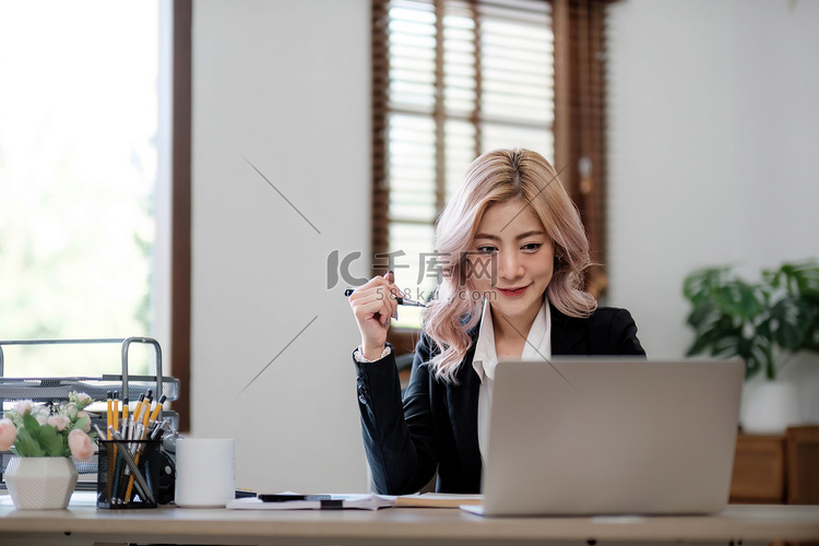 女商人使用计算器在办公室和商业